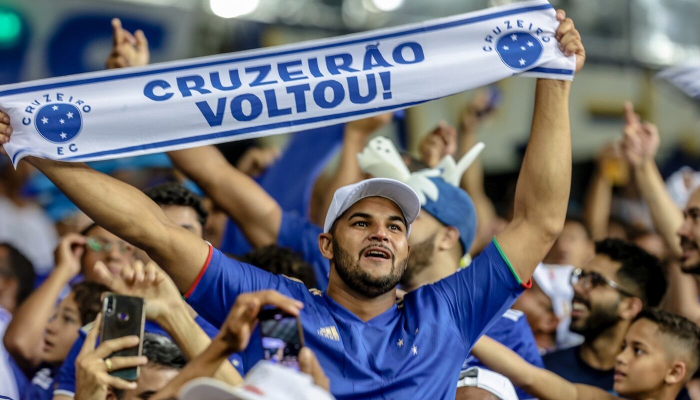 Supporters de Cruzeiro fêtant la remontée