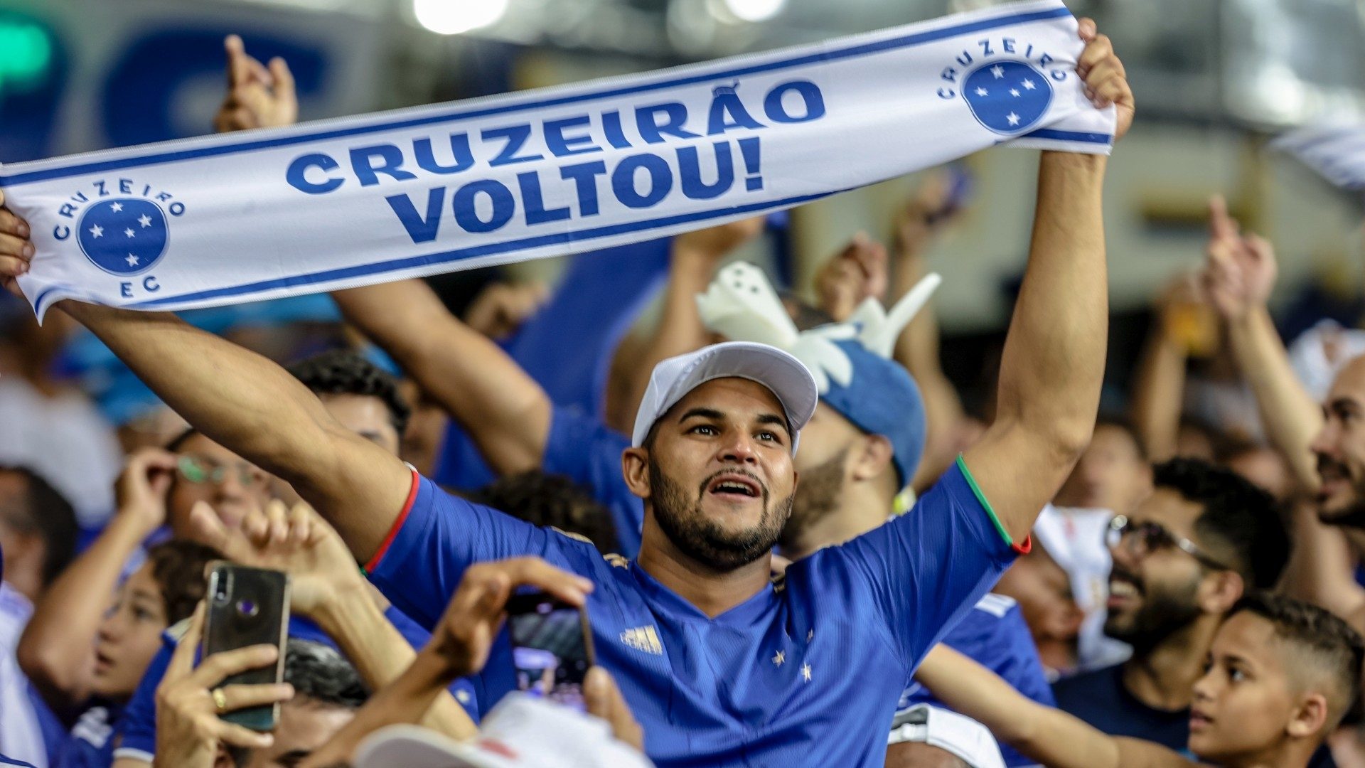 Supporters de Cruzeiro fêtant la remontée
